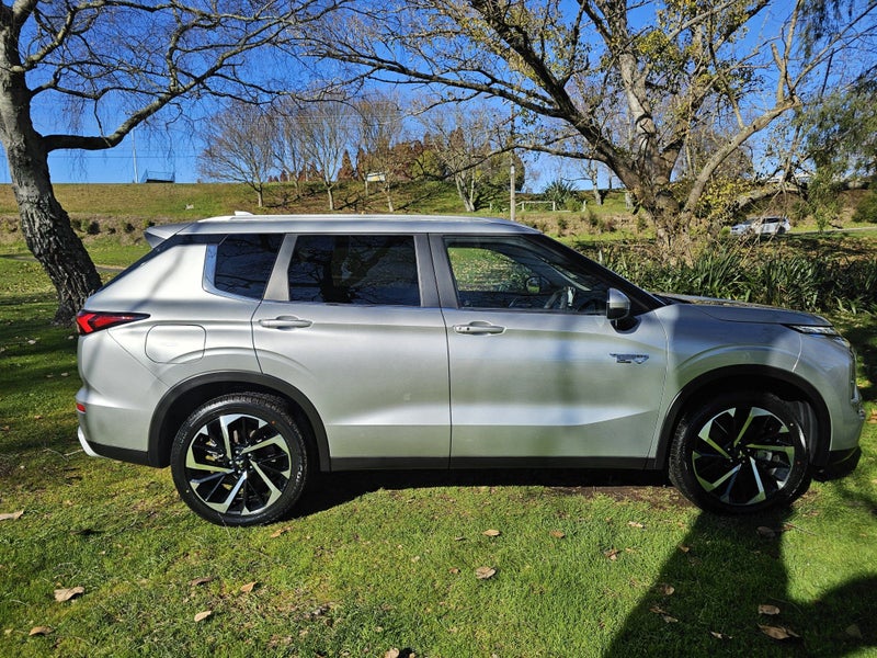 2025 Mitsubishi Outlander XLS PHEV/4WD/AT image 2
