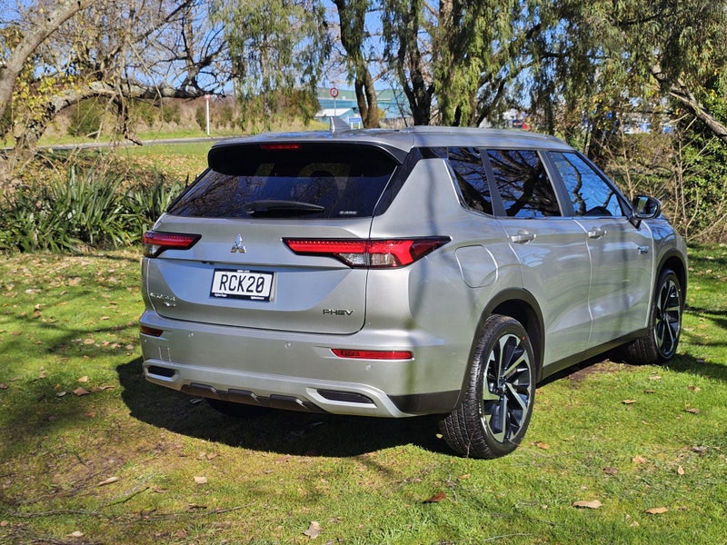 2025 Mitsubishi Outlander XLS PHEV/4WD/AT image 3