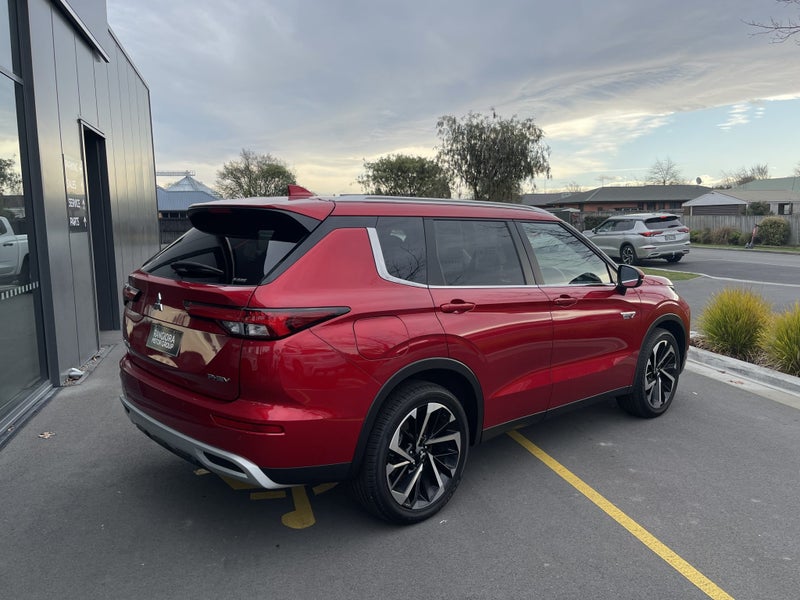 2025 Mitsubishi Outlander XLS PHEV 4WD - PRE RE... image 5
