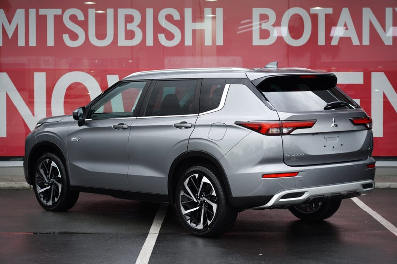 2025 Mitsubishi Outlander XLS PHEV 4WD SUV - UP... image 3