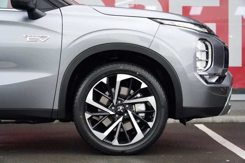 2025 Mitsubishi Outlander XLS PHEV 4WD SUV - UP... image 5