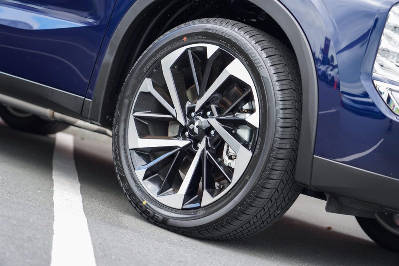 2025 Mitsubishi Outlander XLS PHEV 4WD SUV - UP... image 5