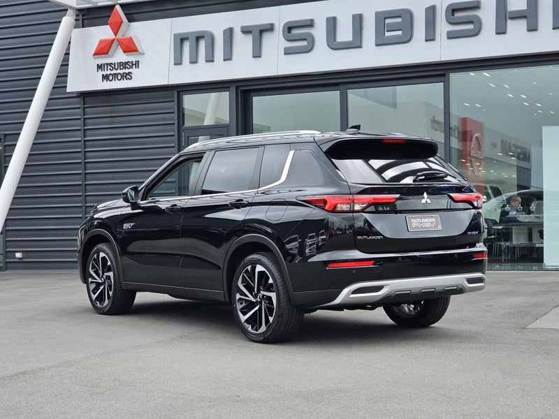 2025 Mitsubishi Outlander XLS PHEV AWD image 3