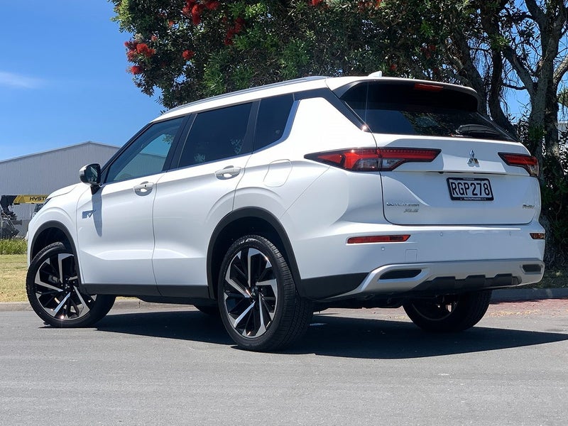 2025 Mitsubishi Outlander XLS PHEV Hybrid 4WD 7... image 2