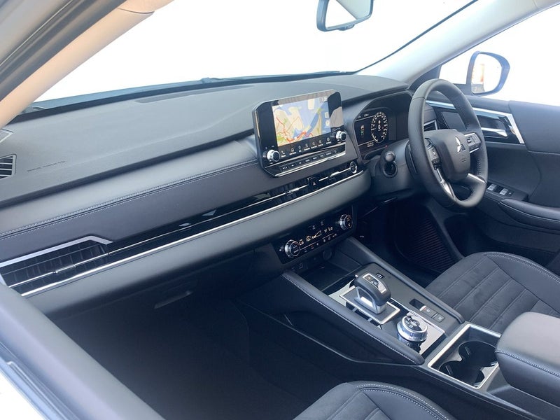 2025 Mitsubishi Outlander XLS PHEV Hybrid 4WD 7... image 3