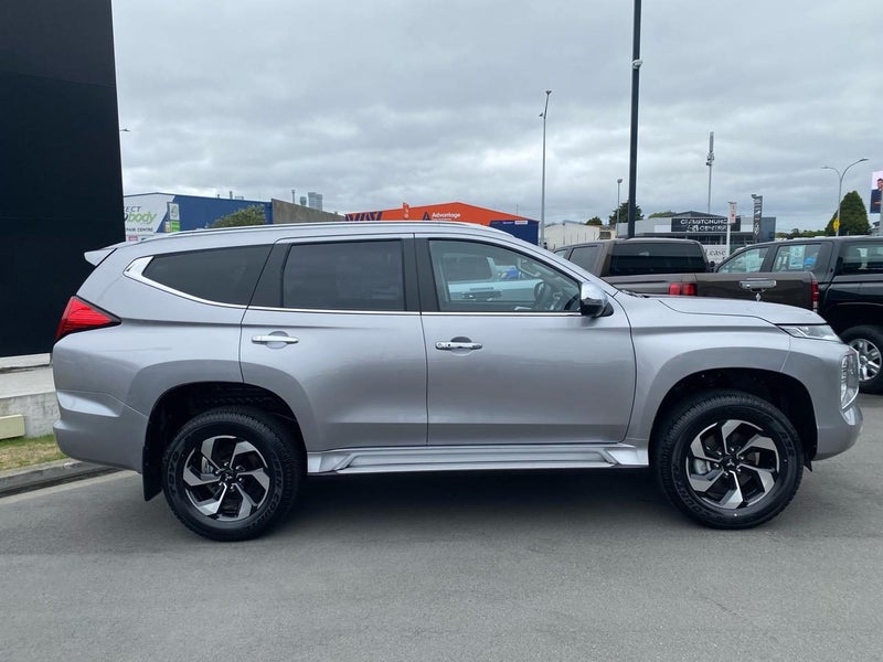 2025 Mitsubishi Pajero Sport 2.4D VRX 4WD 8AT image 3