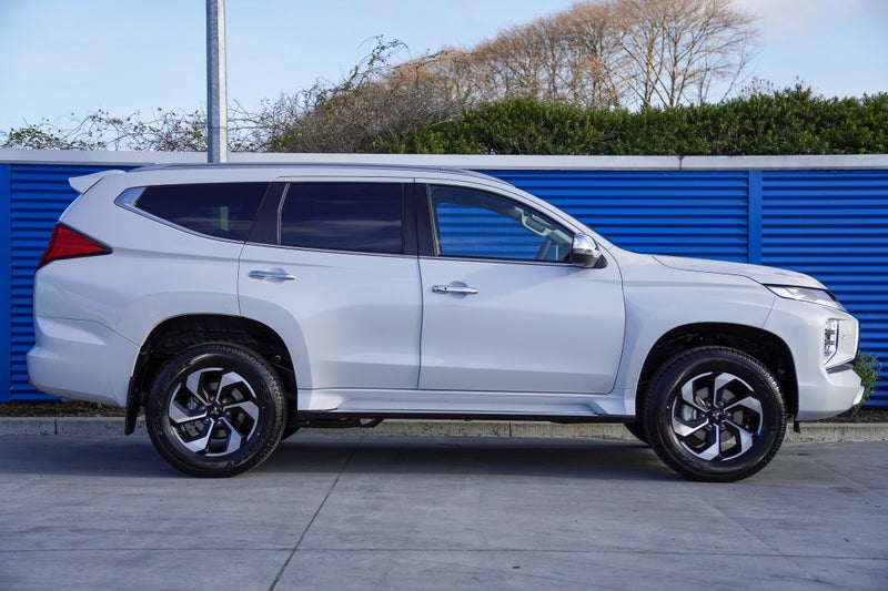 2025 Mitsubishi Pajero Sport 2.4D VRX 4WD 8AT image 3