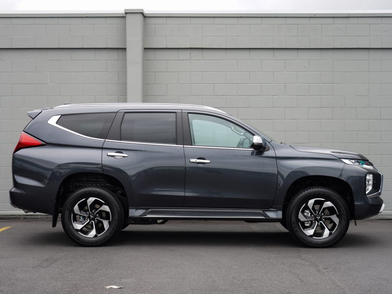 2025 Mitsubishi Pajero Sport 2.4D VRX 4WD 8AT image 3