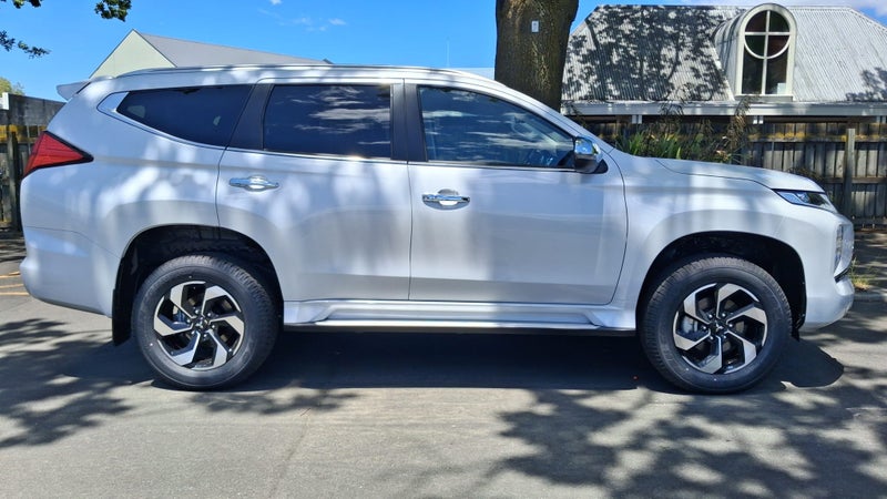 2025 Mitsubishi Pajero Sport 2.4D VRX 4WD 8AT image 2