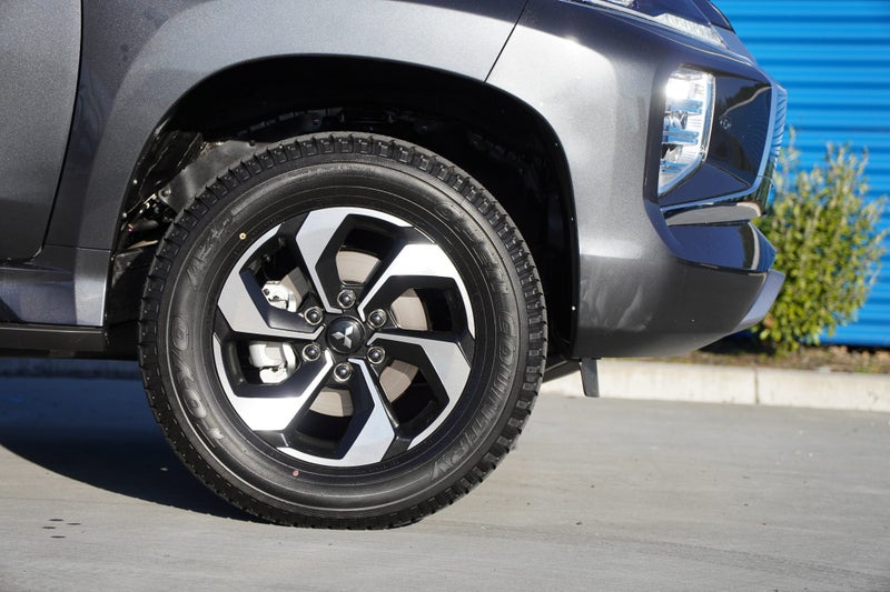 2025 Mitsubishi Pajero Sport 2.4D VRX 4WD 8AT image 4