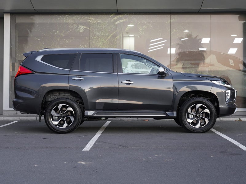 2025 Mitsubishi Pajero Sport VRX 2.4 DIESEL 4WD... image 4