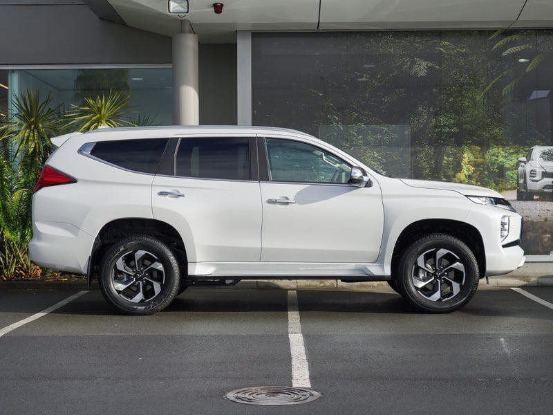 2025 Mitsubishi Pajero Sport VRX 2.4 DIESEL 4WD... image 3