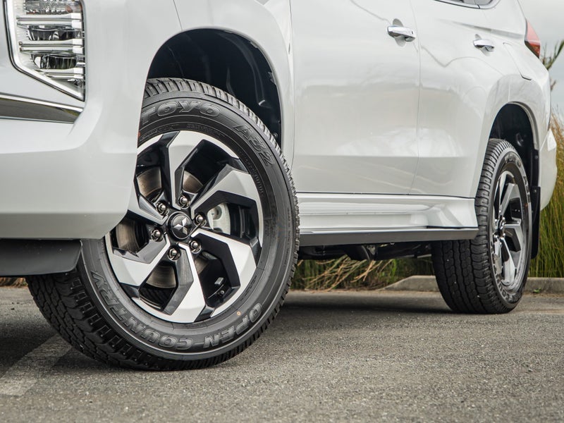 2025 Mitsubishi Pajero Sport VRX 2.4D 4WD Auto... image 5