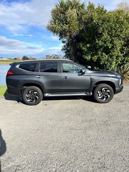 2025 Mitsubishi Pajero Sport VRX image 3