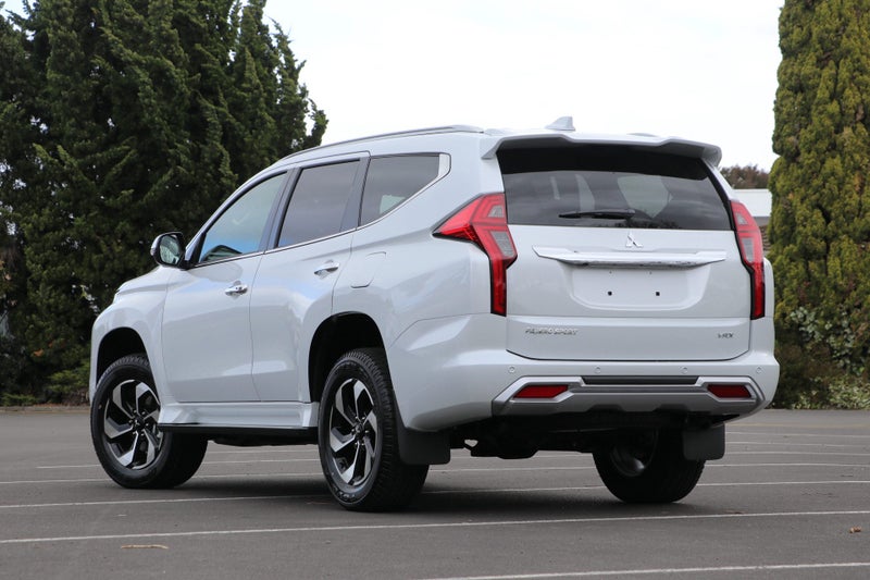 2025 Mitsubishi Pajero Sport VRX 4WD image 2