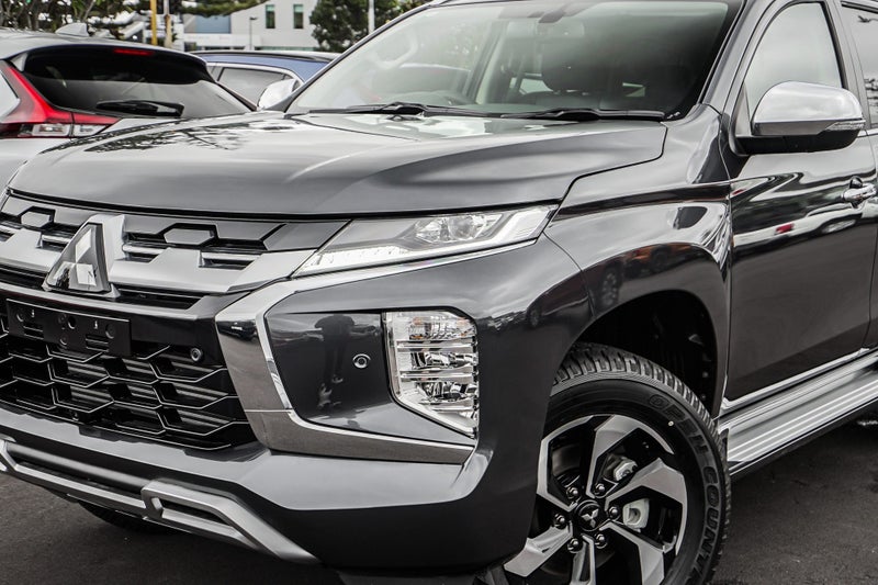2025 Mitsubishi Pajero Sport VRX 4WD image 2