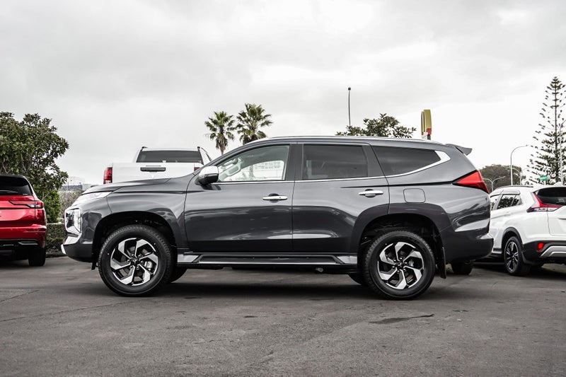 2025 Mitsubishi Pajero Sport VRX 4WD image 3