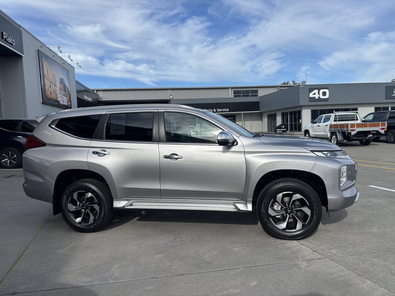 2025 Mitsubishi Pajero Sport VRX 4WD image 2