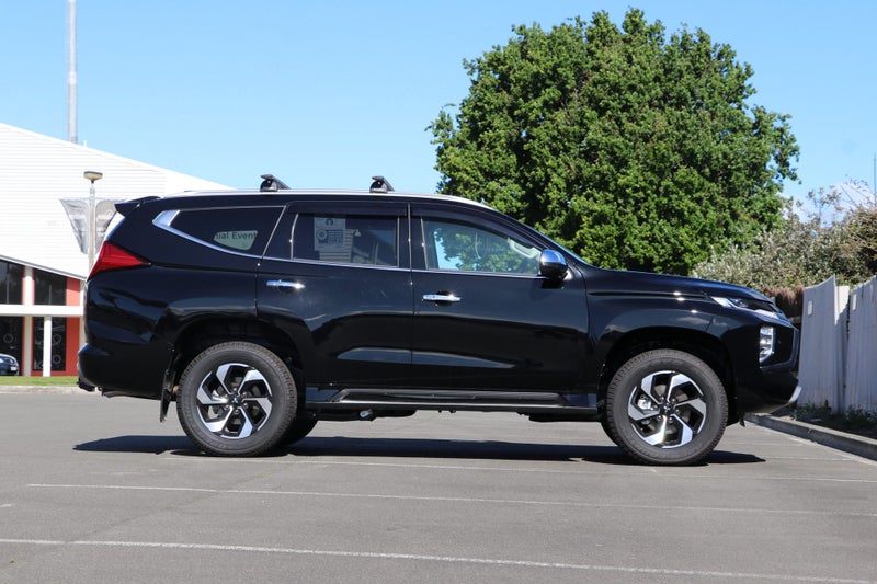2025 Mitsubishi Pajero Sport VRX 4WD image 3