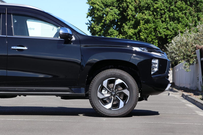 2025 Mitsubishi Pajero Sport VRX 4WD image 4