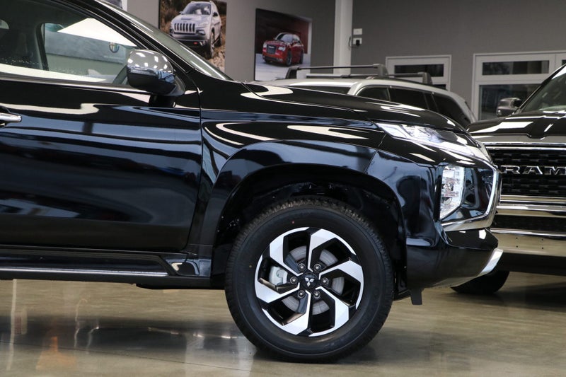 2025 Mitsubishi Pajero Sport VRX 4WD image 4