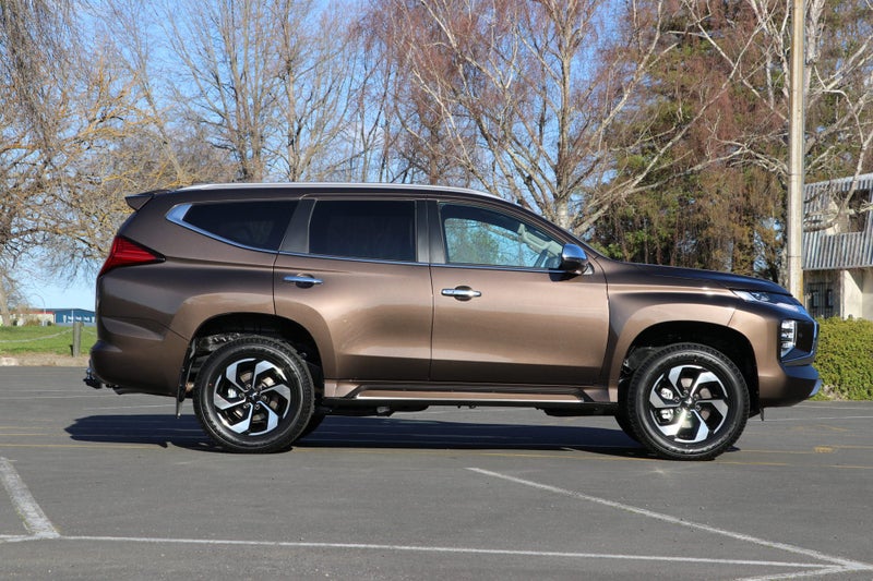 2025 Mitsubishi Pajero Sport VRX 4WD image 3