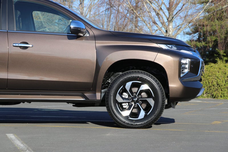 2025 Mitsubishi Pajero Sport VRX 4WD image 4