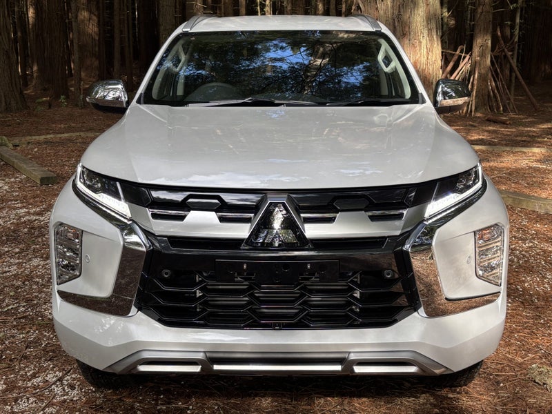 2025 Mitsubishi Pajero Sport VRX 4WD image 2