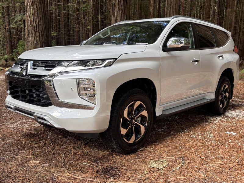 2025 Mitsubishi Pajero Sport VRX 4WD image 3