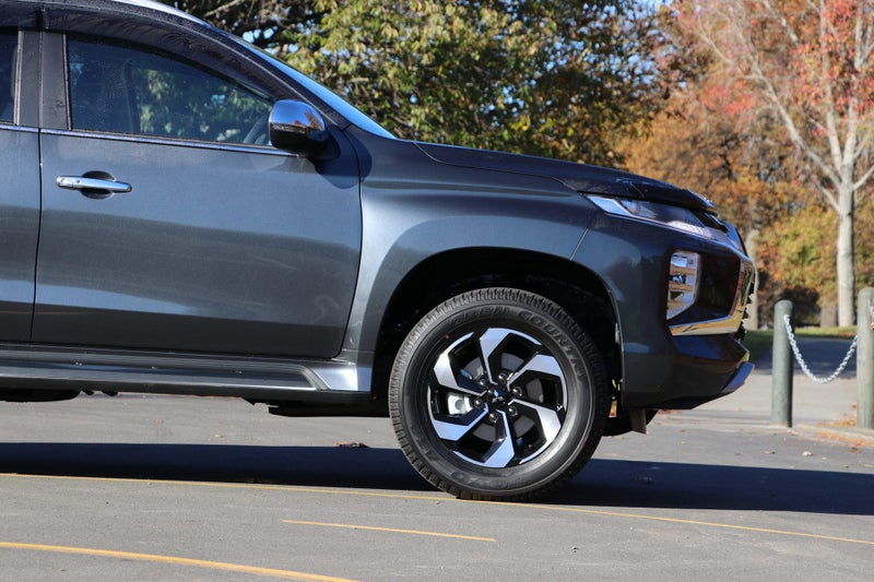 2025 Mitsubishi Pajero Sport VRX 4WD image 4