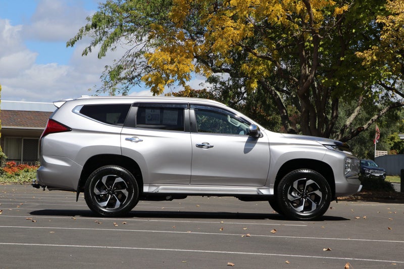 2025 Mitsubishi Pajero Sport VRX 4WD image 3