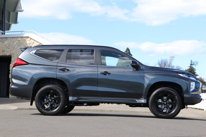 2025 Mitsubishi Pajero Sport VRX Black Edition... image 3