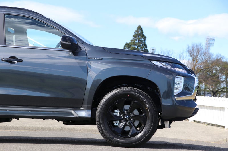 2025 Mitsubishi Pajero Sport VRX Black Edition... image 4