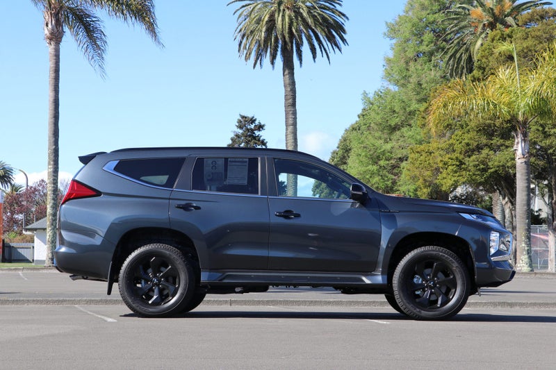 2025 Mitsubishi Pajero Sport VRX Black Edition... image 3