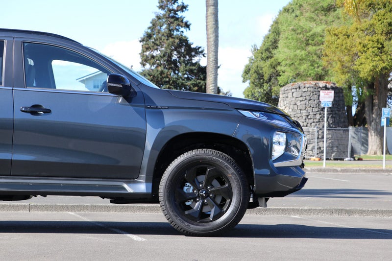 2025 Mitsubishi Pajero Sport VRX Black Edition... image 4