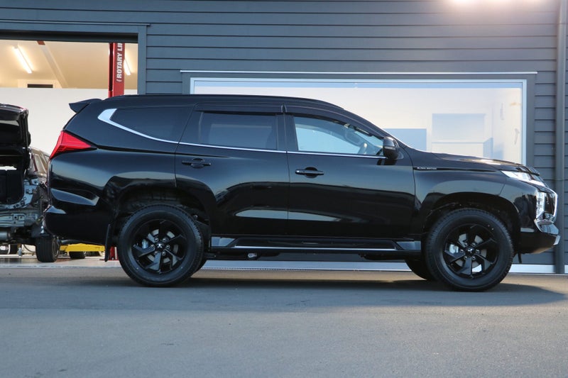 2025 Mitsubishi Pajero Sport VRX Black Edition 4WD image 3