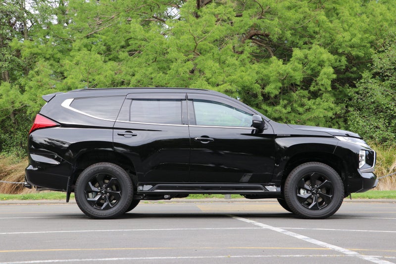 2025 Mitsubishi Pajero Sport VRX Black Edition 4WD image 3