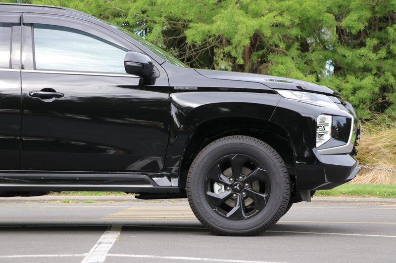 2025 Mitsubishi Pajero Sport VRX Black Edition 4WD image 4