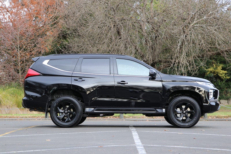 2025 Mitsubishi Pajero Sport VRX Black Edition 4WD image 3