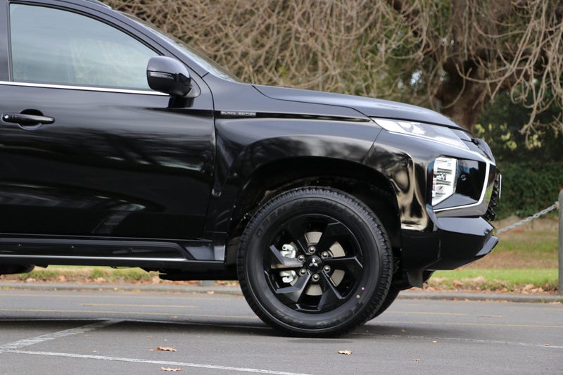 2025 Mitsubishi Pajero Sport VRX Black Edition 4WD image 4