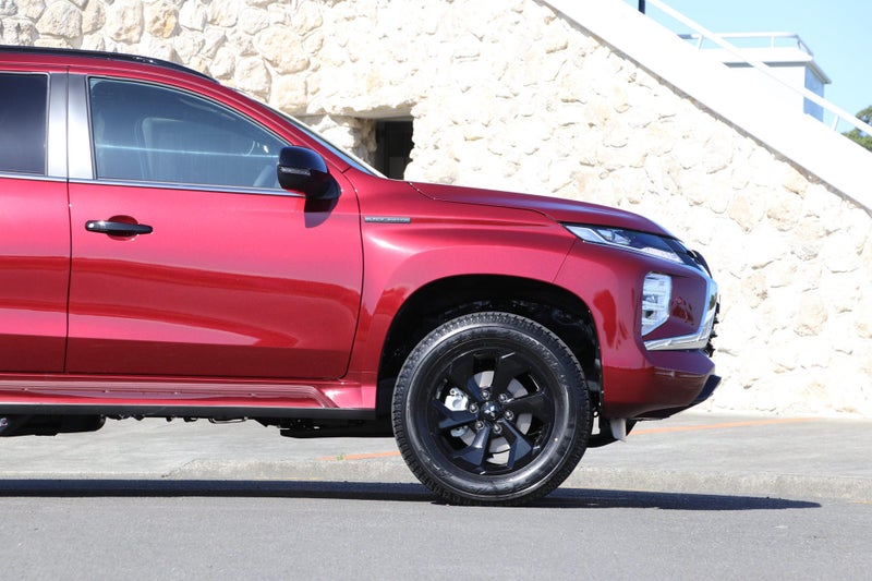 2025 Mitsubishi Pajero Sport VRX Black Edition... image 4