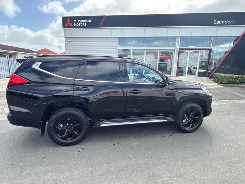 2025 Mitsubishi Pajero Sport VRXB Black Edition image 3