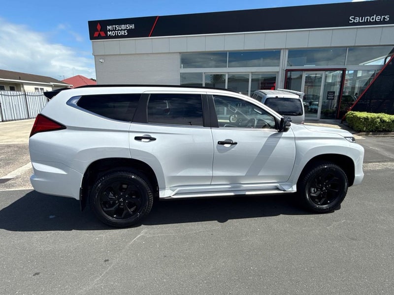 2025 Mitsubishi Pajero Sport VRXB Black Edition image 3