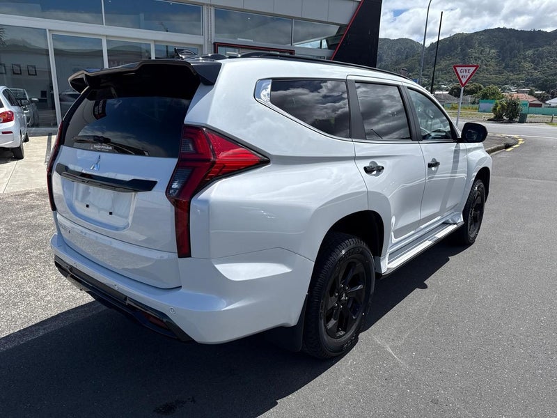 2025 Mitsubishi Pajero Sport VRXB Black Edition image 4