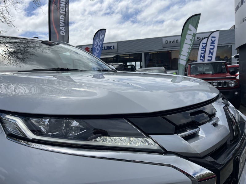 2025 Mitsubishi Pajero VRX Sport image 2