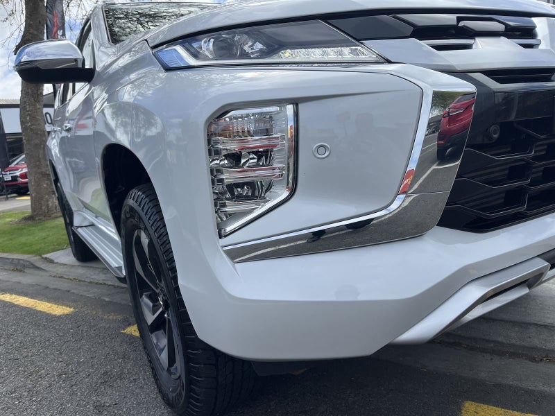 2025 Mitsubishi Pajero VRX Sport image 3