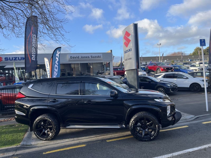 2025 Mitsubishi Pajero VRX Sport Black Out image 4
