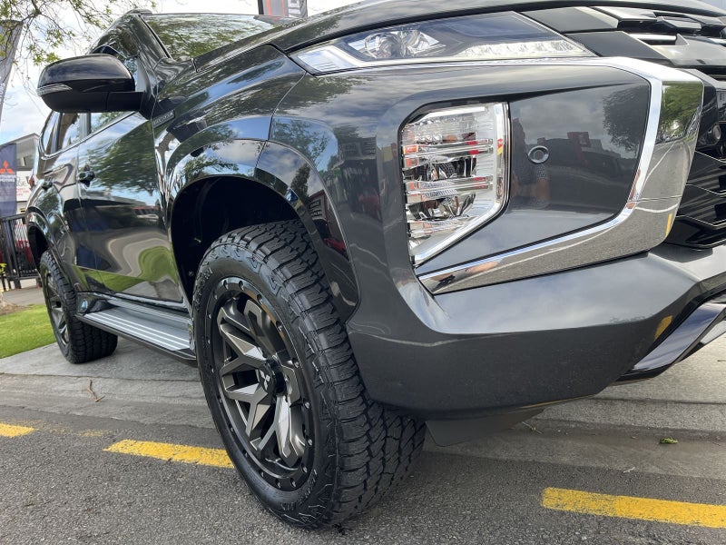 2025 Mitsubishi Pajero VRXB image 3