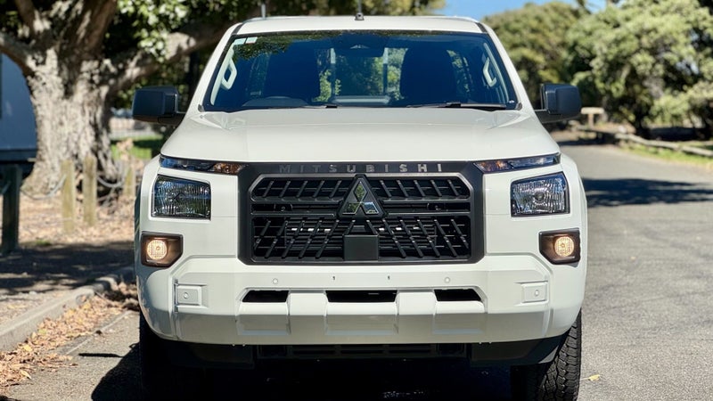 2025 Mitsubishi Triton Cab Chassis Bi-Turbo GLX... image 4