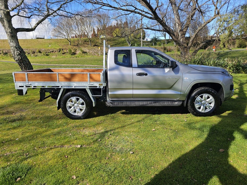 2025 Mitsubishi Triton CC C GLX 4WD 6AT 2.4 image 2